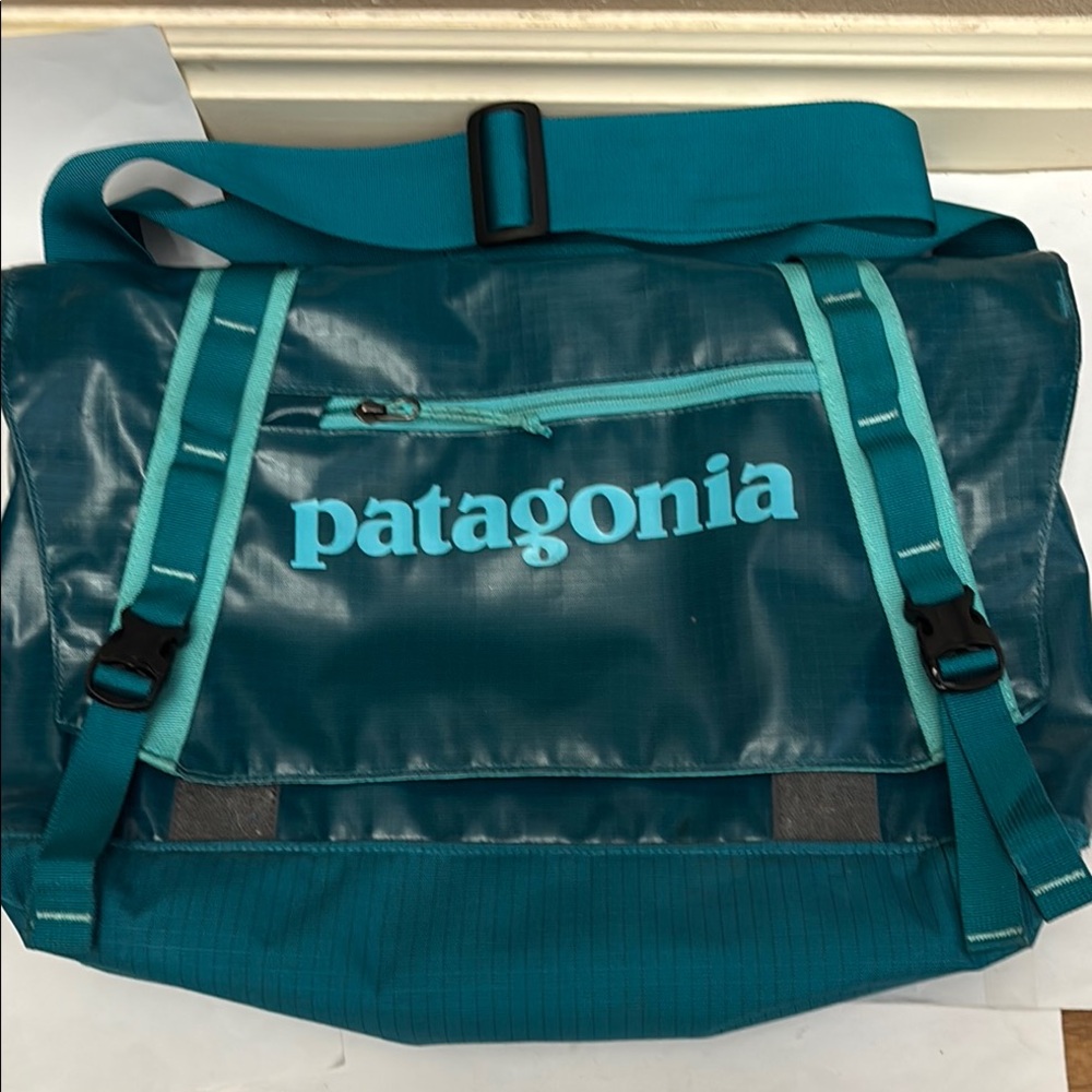 Patagonia Black Hole Messenger style Bag. Beautiful teal.